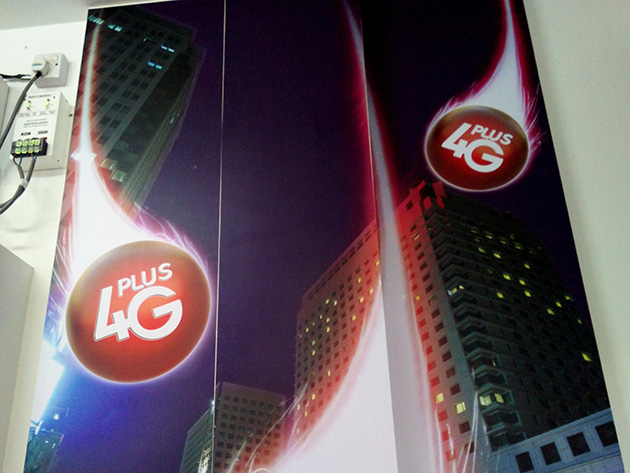 Ooredoo Myanmarの本社併設となる販売店で4G Plusを宣伝していた。
