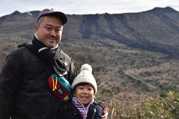 娘と散歩がてらに絶景を見にきた努さん。散歩コースで気軽に火山を訪れるというのも伊豆大島ならではの体験だ