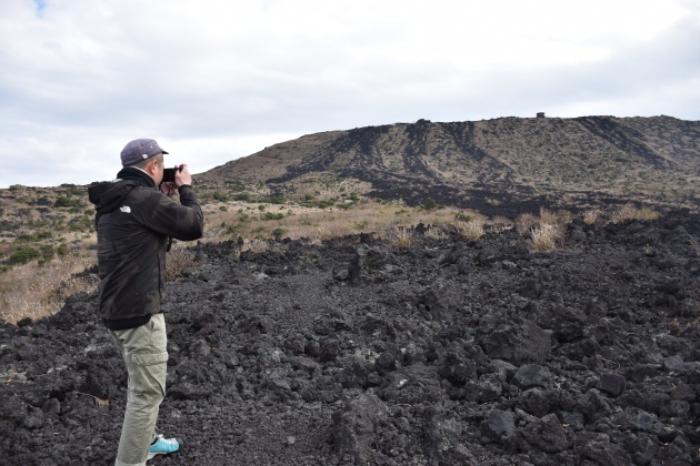火山島ならではの絶景を撮影する努さん