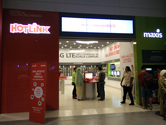 クアラルンプール国際空港内にあるMaxisの販売店。