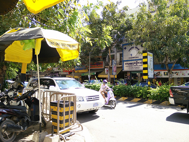 Beeline Cambodiaの販売店の前はBeeline Cambodiaのパラソルや広告が目立っていた。