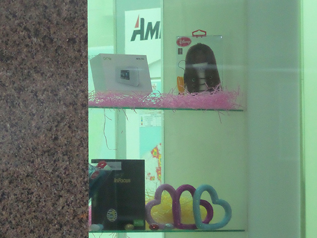 國碁電子の直営店にはInFocus M810 VoLTE版本とGt MHS-102の化粧箱が飾られている。