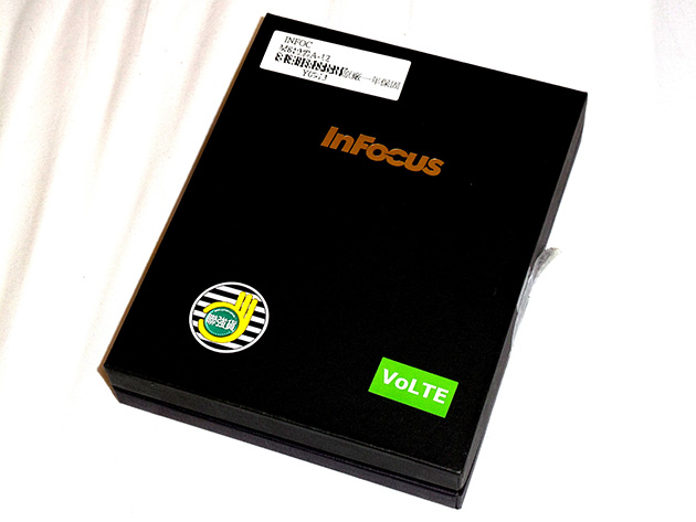 InFocus M810 VoLTE版本の化粧箱にはVoLTEとシールが貼られている。