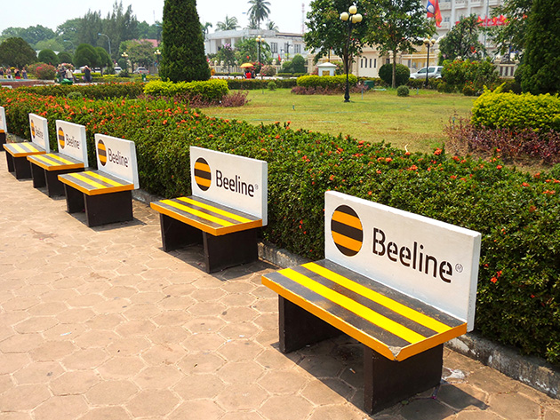 ラオスでは最後発のBeelineブランドをアピールするためか、Beelineデザインのベンチをよく見かけた。
