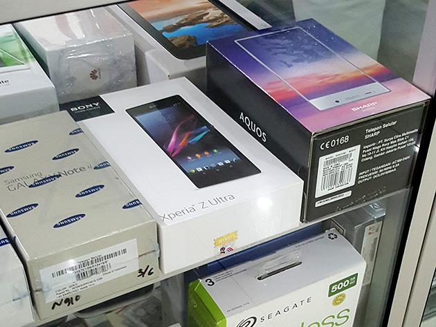 東ティモールで売られるスマートフォン。見えにくいが、Samsung Galaxy Note 4（左）とSHARP AQUOS CRYSTAL（右）はパッケージにTelepon Selularとの記載がある。