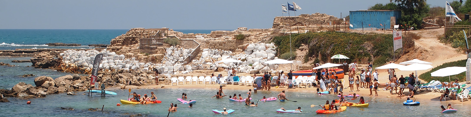 カイザリア（Caesarea）の遺跡にある入江で遊ぶ子供たち