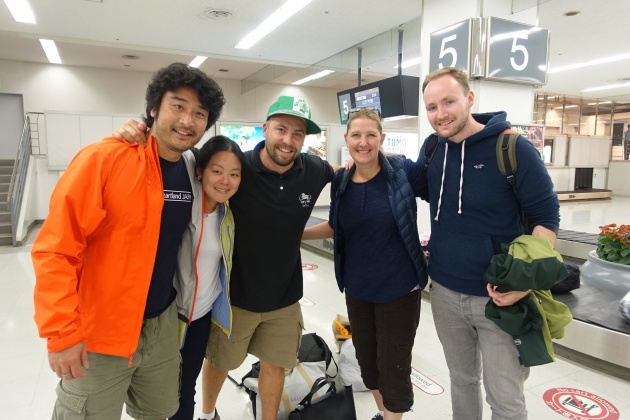 澤野さん（左）とモニターツアー参加のトラベルジャーナリストやバイヤーたち