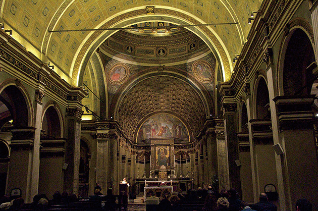 図2・3──ミラノのサン・サティロ教会の祭壇部分の正面と、それを側面から見た写真。正面からだとあまりわからないが、側面では、壁に描かれた絵画であることがわかる。（「Santa Maria presso San Satiro」wikipedia）