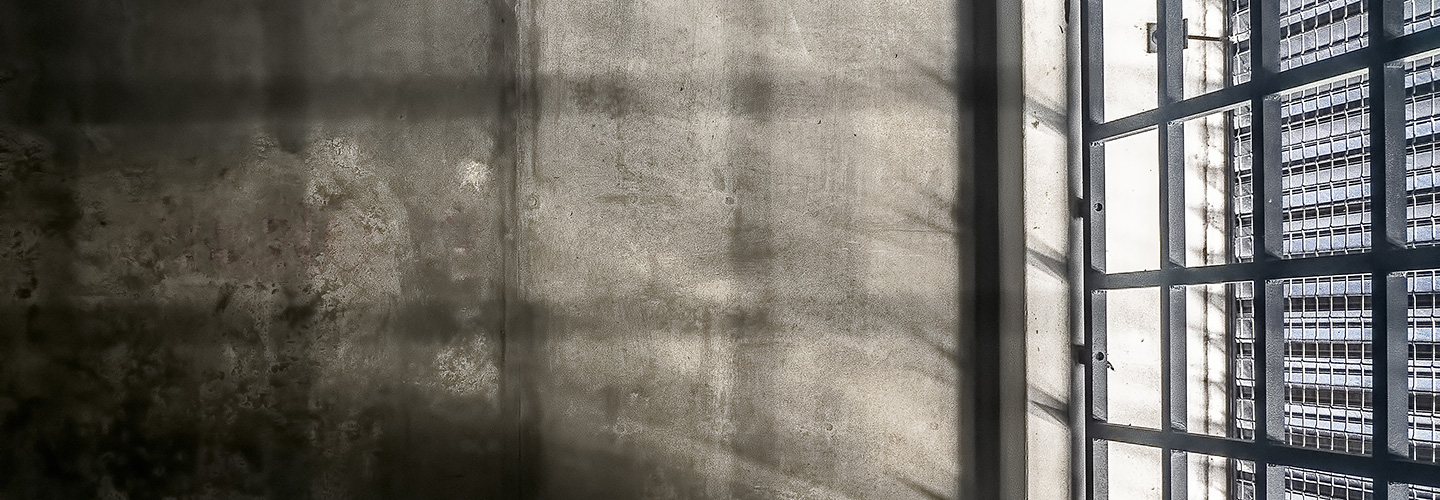 刑務所　鉄格子　窓　イメージ