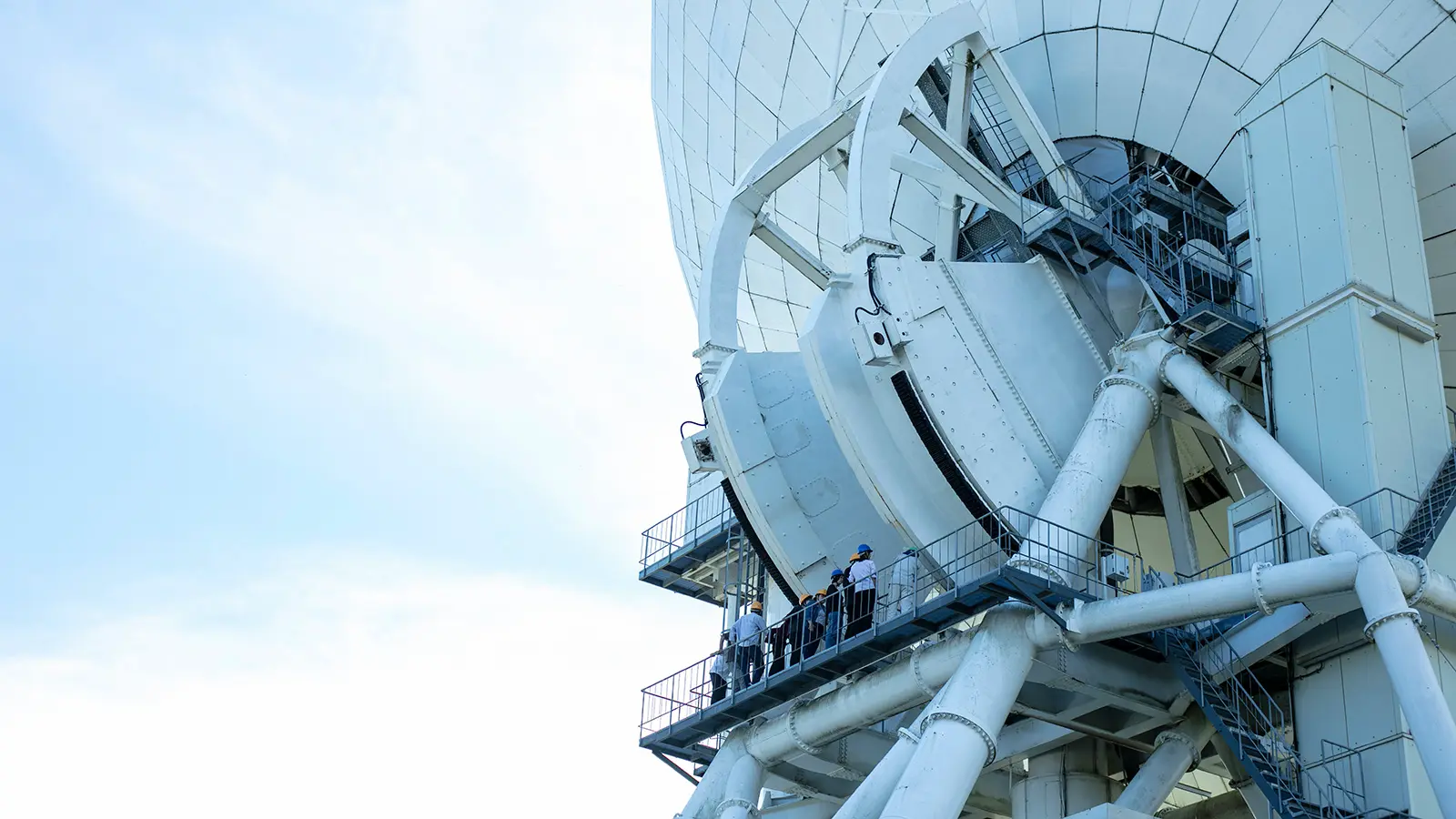 私たちは電波望遠鏡で天体観測を行っています。