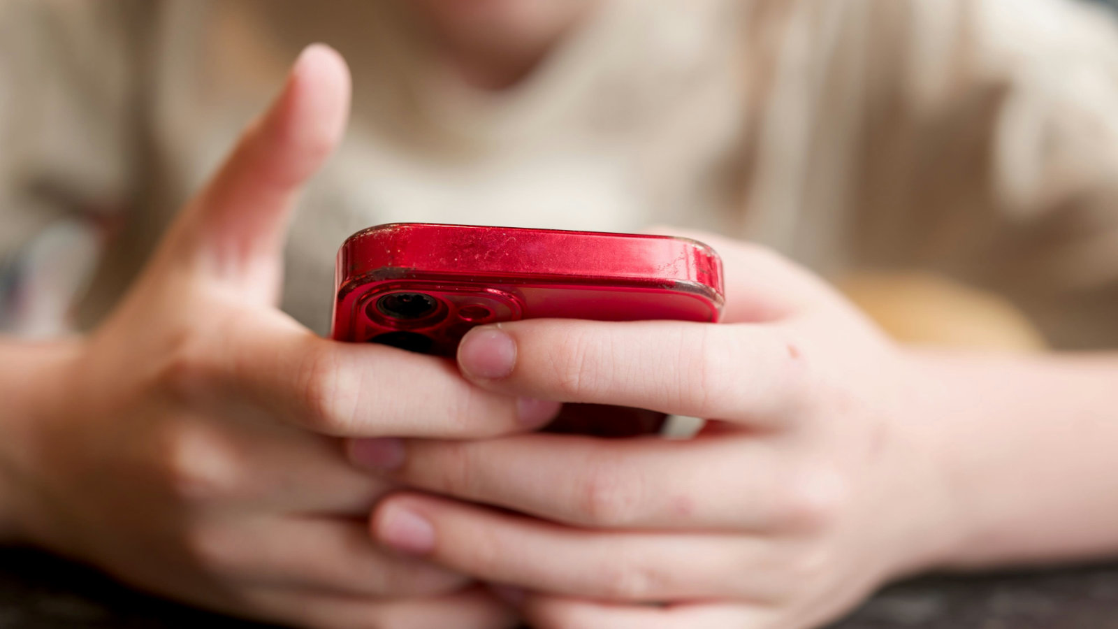 12歳でスマホ所有、うつや睡眠不足のリスク増　米1万人調査