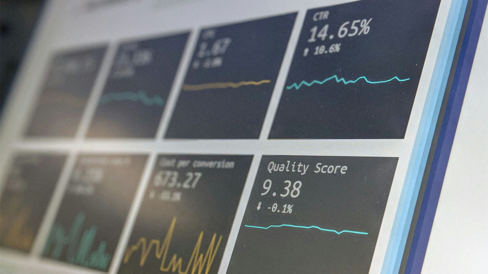 データは何も語らない。意思決定に寄与するのは、仮説ばかりである