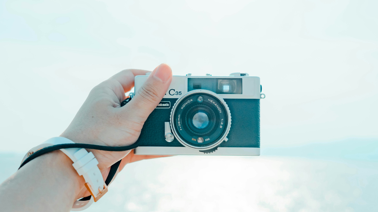 写真にある現代アートの入口（八十雅世）
